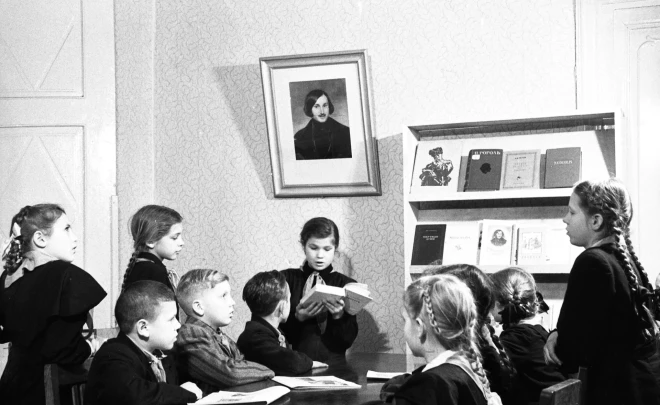Skolēni krievu valodas stundā lasa Gogoļa darbus.