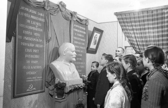Obligāta komunistiskās audzināšanas sastāvdaļa bija Ļeņina muzeja Rīgā, Cēsu ielā, apmeklējums – te savulaik proletariāta vadonis bija pārlaidis vienu nakti.