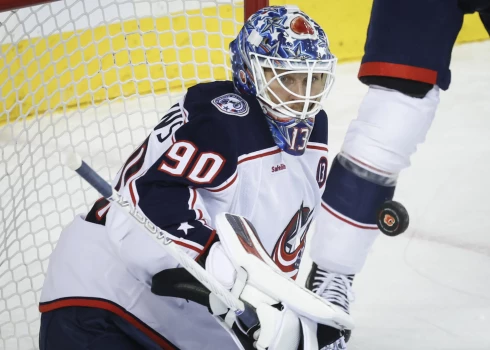 Elvis Merzļikins atvaira pretinieku metienu.