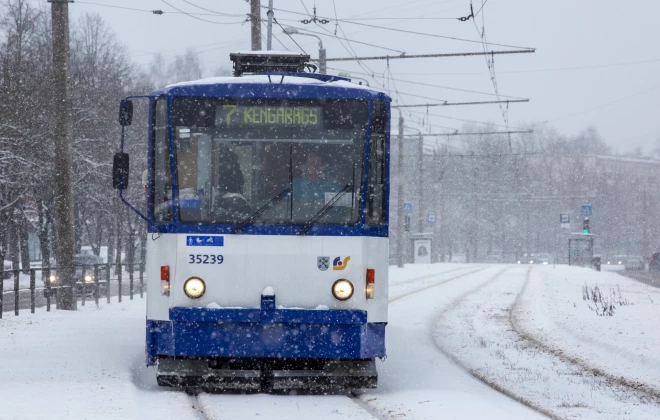 Turpmāk, autovadītājiem apstājoties vietā, kur tas traucē sabiedriskā transporta kustību, tiks piemērots naudas sods 40 eiro apmērā. Savukārt par stāvēšanu tiks piemērots naudas sods no 140 līdz 280 eiro. Vienlaikus autovadītājiem jārēķinās, ka par automašīnas novietošanu stāvēšanai, pārkāpjot Ceļu satiksmes noteikumus, uz notikuma vietu var tikt izsaukts evakuators transportlīdzekļa pārvietošanai. 