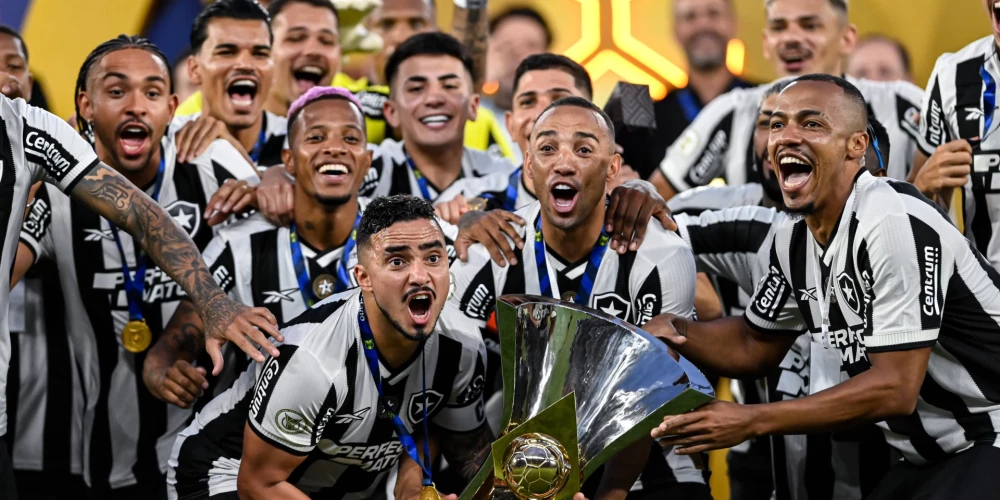 "Botafogo" futbolisti līksmo par titula izcīnīšanu.