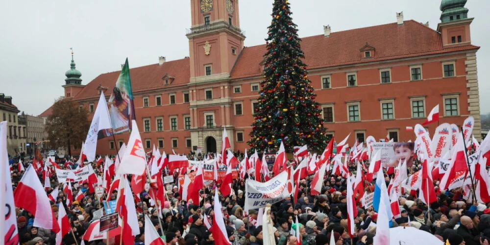 Decembra pirmajā svētdienā Varšavas Pils laukumā tūkstošiem cilvēku no visas Polijas protestēja pret veselības mācības ieviešanu skolās.