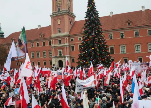 Decembra pirmajā svētdienā Varšavas Pils laukumā tūkstošiem cilvēku no visas Polijas protestēja pret veselības mācības ieviešanu skolās.