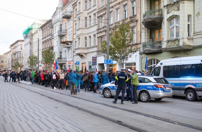 Savulaik Polijā izgāja arī demonstrācijās, lai protestētu pret seksuālās izglītības neesamību skolās (attēlā – seksuālās izglītības piekritēju maršs 2019. gadā Poznaņas ielās).