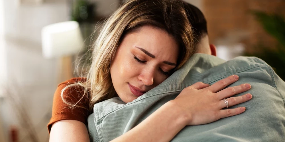 Toksisks pozitīvisms rada plaisu starp tiem, kas piedzīvo grūtības, un viņu atbalsta sistēmu. Draugi un ģimene bieži izmanto šādas frāzes, lai izvairītos no diskomforta, taču tas var likt cilvēkiem nepieņemtiem un saprastiem.