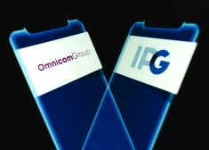 "Omnicom" un "Interpublic Group" logotipi viedtālrunī