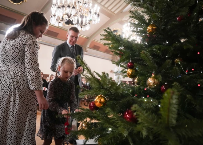 Valsts prezidents Rinkēvičs Rīgas pils Ziemassvētku pasākumā uzņem daudzbērnu ģimenes (foto: Ilmārs Znotiņš)