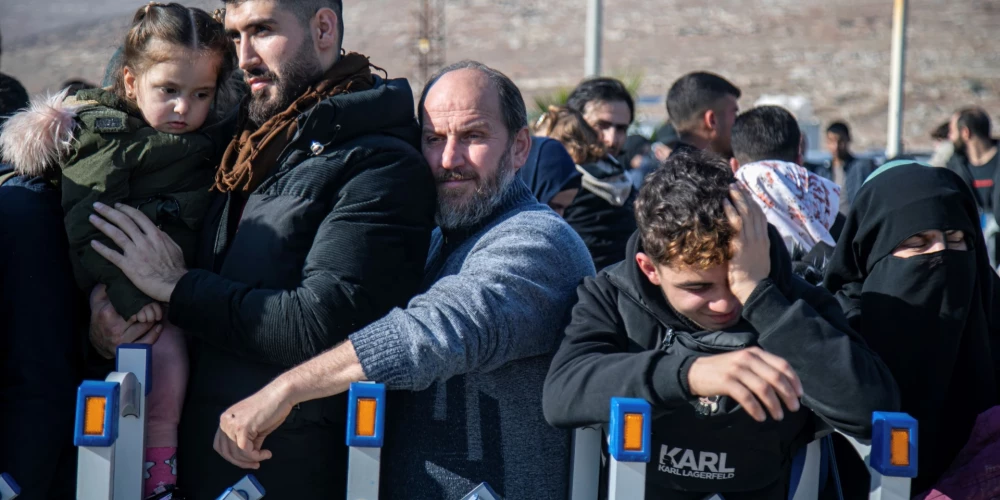 Sīrieši pie Turcijas robežas (foto: Scanpix / AP)