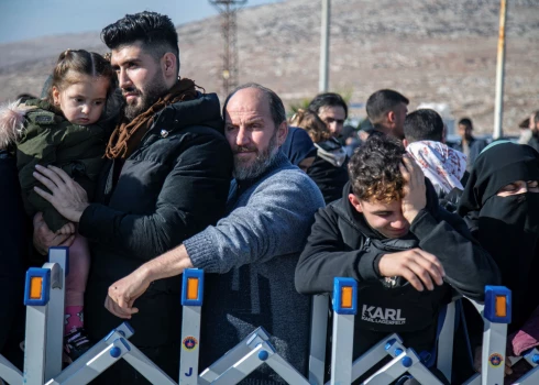 Sīrieši pie Turcijas robežas (foto: Scanpix / AP)