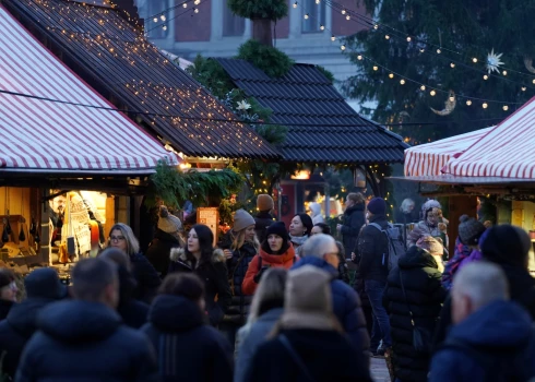 Ziemassvētku tirdziņš Doma laukumā.