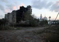 Krievu iebrucēju gaisa uzlidojumos bojātā daudzstāvu ēka Doneckas apgabala pilsētā Toreckā.  2024. gada 29. jūlijs.