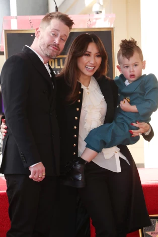 Makolijs Kalkins un Brenda Songa ar vecāko dēlu Dakotu 2023. gada decembrī.