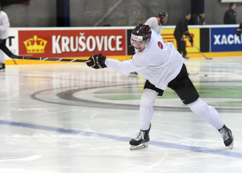 Latvijas hokeja izlases spēlētājs Kristofers Bindulis .