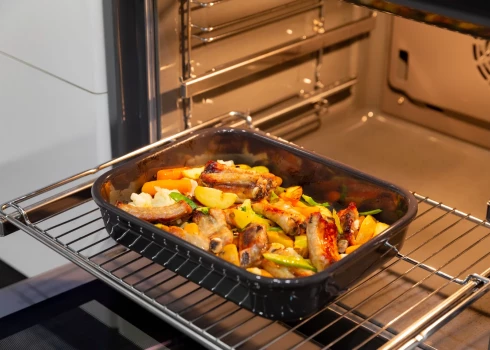 Krāsnī cepti dārzeņi ar cūkas ribiņām