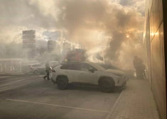 FOTO; VIDEO: Vienības gatvē dūmu mutulī sadeg automašīna