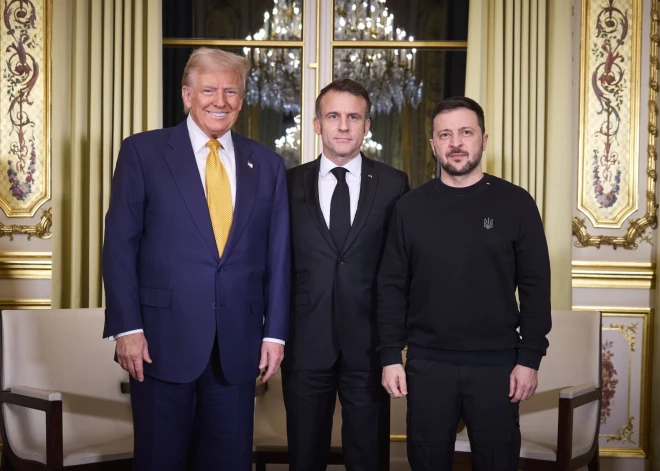 Tramps pirmajā tikšanās reizē ar Zelenski paziņo par vēlmi nekavējoties pārtraukt uguni Ukrainā