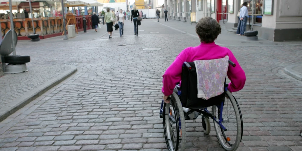 Piemēram, ne vienmēr taksometrā iespējams ievietot ratiņkrēslu, un automašīnas augstums nav tāds, lai tajā ērti pārsēstos. 