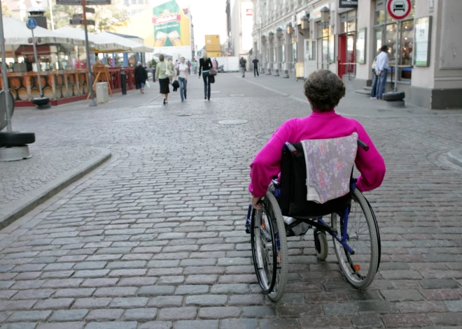 Nav kur nolikt ratiņkrēslu. Cilvēki ar invaliditāti un mazu bērnu vecāki sastopas ar problēmām taksometru izmantošanā 