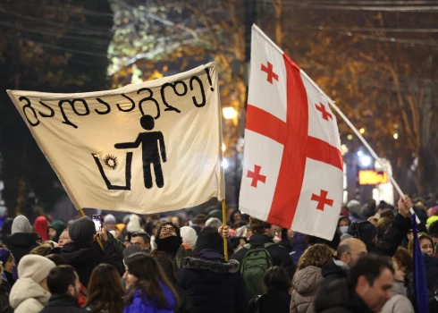 Gruzijas galvaspilsētā četrpadsmito dienu turpinās protesti. 