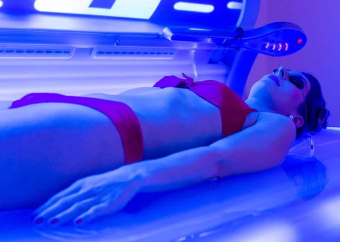 No nākamā gada 1. septembra jauniešiem, kas nav sasnieguši 18 gadu vecumu, būs liegts apmeklēt solāriju.