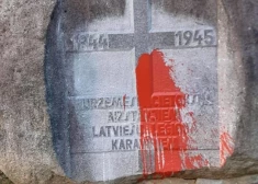 Akmens priekšpusē bija uzlieta sarkanā krāsa, bet tā aizmugurē bija uzvilkts kāškrusts.