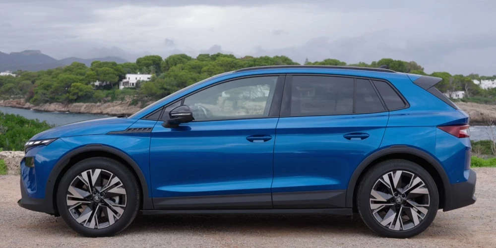 "Škoda Elroq" nav pat 4,5 metrus garš, taču stūros atvirzītie riteņi un mašīnas platums piešķir labu stāju.