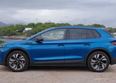 "Škoda Elroq" nav pat 4,5 metrus garš, taču stūros atvirzītie riteņi un mašīnas platums piešķir labu stāju.