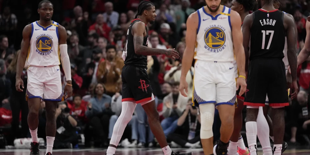 Stefens Karijs (pa labi, baltajā formā) un Goldensteitas "Warriors" šosezon cīņu par NBA kausu vairs neturpinās.