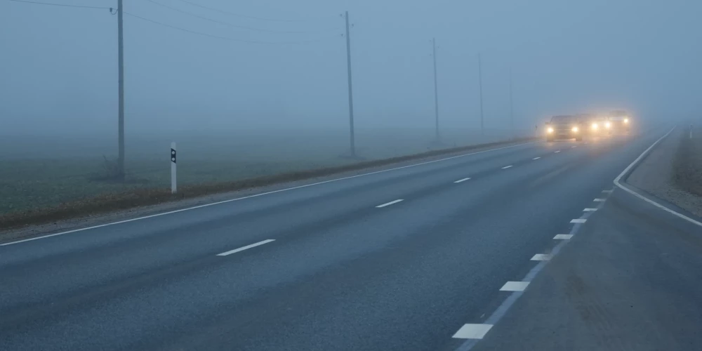Saldus novadā autovadītājs bez tiesībām un ar auto bez ziemas riepām sabrauc sirmgalvi. 