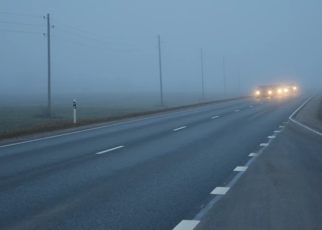 Saldus novadā autovadītājs bez tiesībām un ar auto bez ziemas riepām sabrauc sirmgalvi