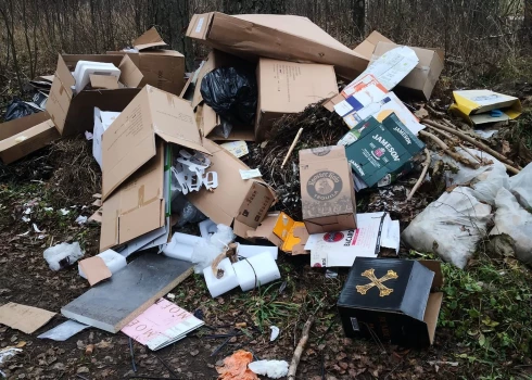 Mārupes mežsargs, veicot privātizmeklēšanu, panāca, ka meža piegānītāji diennakts tumšajā laikā paši atbrauca uz nozieguma vietu un savāca tur izgāztos atkritumus.