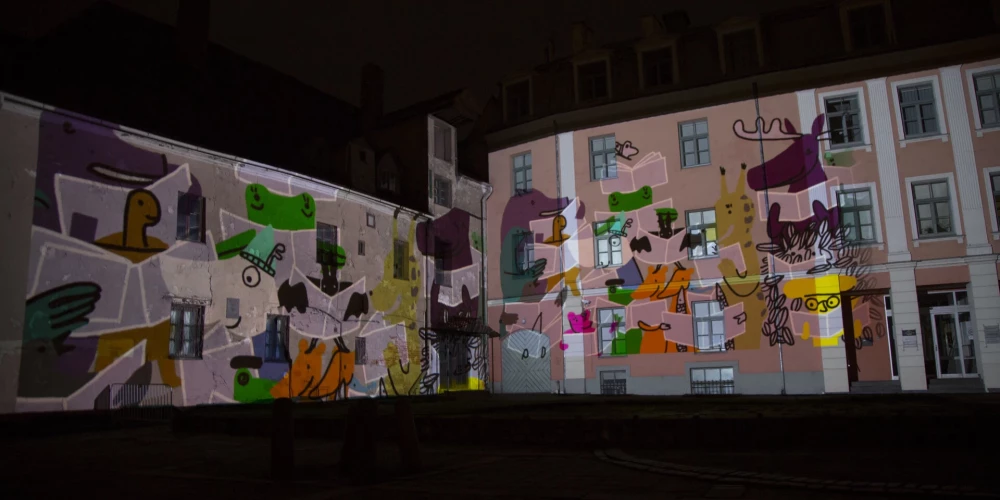 Ēku fasādes tiks rotātas ar bērnu un jauniešu radītiem zīmējumiem un animācijām, kas atspoguļos Rīgas bērnu un jauniešu vēlējumus Jaunajā – 2025. gadā.