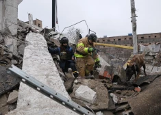 Ukrainas glābēji Krievijas iebrukuma laikā raķešu trieciena vietā privātklīnikā Zaporižjā, 2024. gada 11. decembrī. 