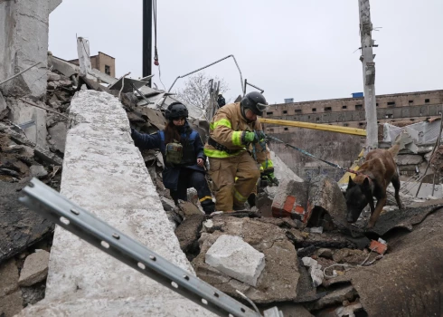 Ukrainas glābēji Krievijas iebrukuma laikā raķešu trieciena vietā privātklīnikā Zaporižjā, 2024. gada 11. decembrī.