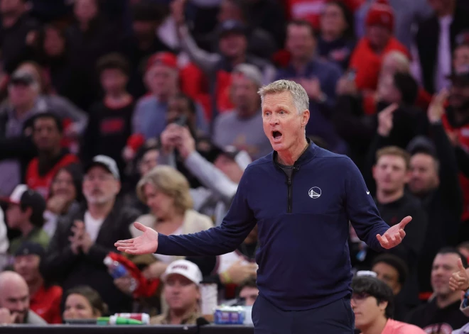 "Tā nelemtu pat pamatskolas tiesnesis!" "Warriors" treneris Stīvs Kers sašutis par soģu izšķirošo lēmumu NBA kausa spēlē
