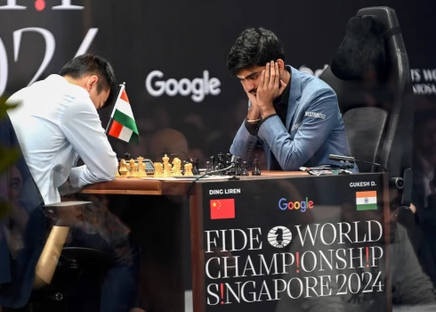 Gukešs Dommaradžu no labās izšķirošajā cīņā par čempiona godu. 