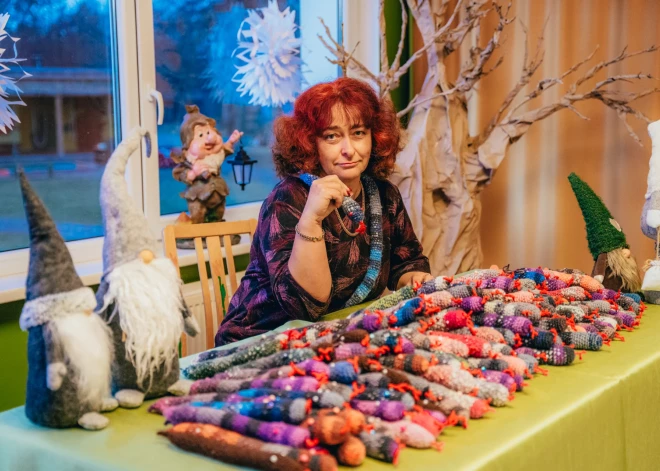 FOTO: Saulkrastos bērnudārza vadītāja sagādā sirsnīgu pārsteigumu - 255 pašadītas čūskas audzēkņiem