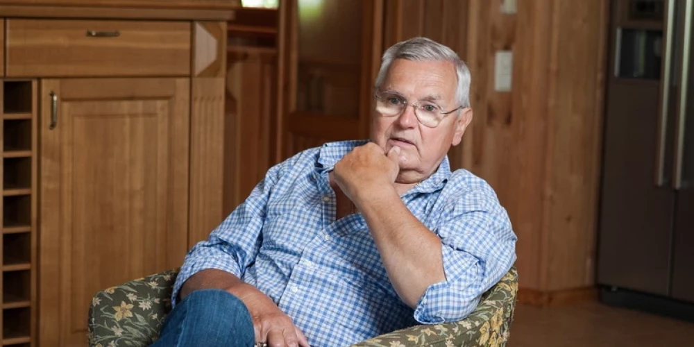 “Diemžēl ir izaugusi viena, pat divas paaudzes, kuras nezina krievu valodu. Principā šie cilvēki ir apdalīti. Viņi nesaprot, un viņu vecāki un sabiedrība nesaprot, ka krievu valodai ir ļoti liela tirgus vērtība,” Jurkānu citē Kremļa medijs.
