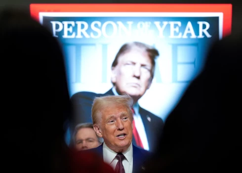 Donalds Tramps ar "Time" žurnāla vāku fonā (foto: Scanpix / AP)