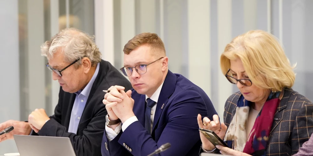 Saeimas deputāti no valdošās koalīcijas Ģirts Štekerhofs, Atis Labucis un Skaidrīte Ābrama piedalās Saeimas parlamentārās izmeklēšanas komisijas par "Rail Baltica" projekta īstenošanu sēdē.