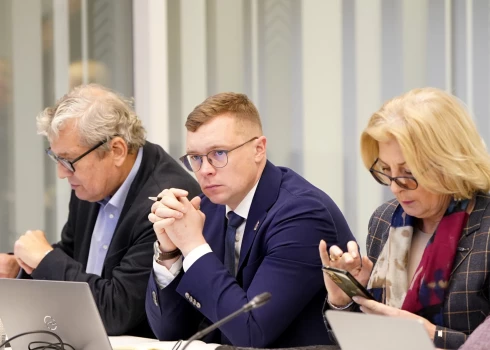 Saeimas deputāti no valdošās koalīcijas Ģirts Štekerhofs, Atis Labucis un Skaidrīte Ābrama piedalās Saeimas parlamentārās izmeklēšanas komisijas par "Rail Baltica" projekta īstenošanu sēdē.