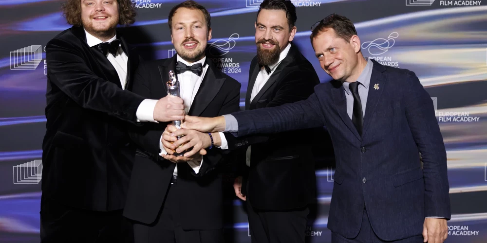 Gints Zilbalodis ar "Straume" filmēšanas grupu pēc triumfa Eiropas Kinoakadēmijas balvu pasniegšanas ceremonijā (foto: Scanpix / EPA)