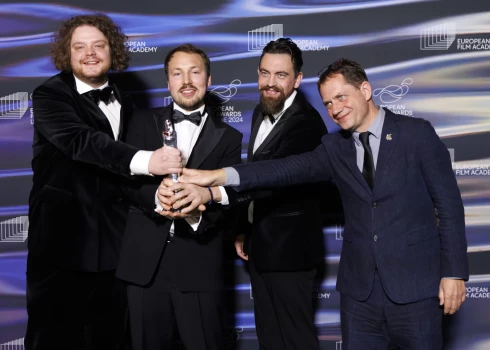 Gints Zilbalodis ar "Straume" filmēšanas grupu pēc triumfa Eiropas Kinoakadēmijas balvu pasniegšanas ceremonijā (foto: Scanpix / EPA)