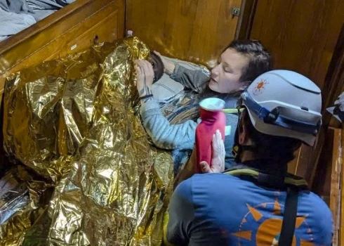 Glābēji sasilda izglābto meitenīti