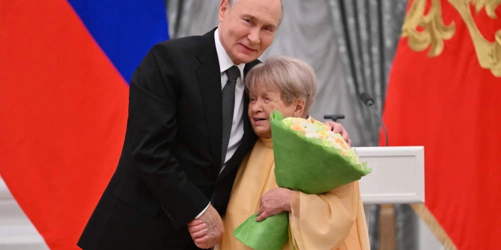 Vladimirs Putins un Aleksandra Pahmutova, kuru viņš nodēvēja par Nikolaju Patruševu (foto: Scanpix / EPA)