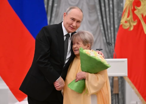 Vladimirs Putins un Aleksandra Pahmutova, kuru viņš nodēvēja par Nikolaju Patruševu (foto: Scanpix / EPA)