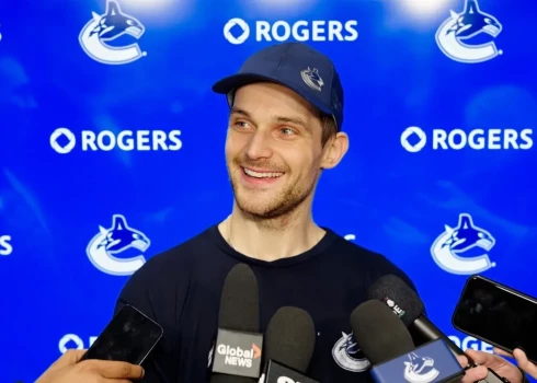 Teodors Bļugers neslēpj prieku par mammas gūto laimestu.