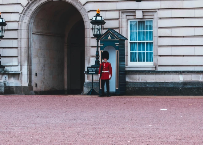 Londonas bārā pēc incidenta arestē monarhu rezidences darbinieci; Bakingemas pils uzsāk izmeklēšanu