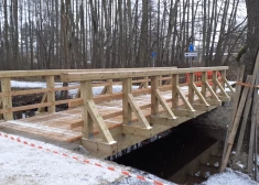 FOTO: Bieriņu apkaimē atjaunots tilts pār Mārupīti, ko pērn sabojāja motociklisti