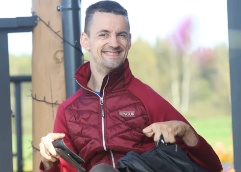 "Es zinu, ka dzīve man ir kaut ko atņēmusi, bet vienlaicīgi iedevusi pretim kaut ko ārkārtīgi īpašu. Tas kas man neļauj apstāties ir visi tie cilvēki, kas Latvijā un ārpus tās, jūt līdzi un atbalsta, saka, ka mani sasniegumi iedvesmo arī viņus," jauns.lv, komentējot runas par paralimpiešu prēmijām, saka jātnieks Rihards Snikus.